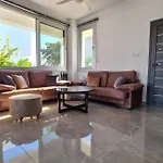 Villa Villa, Swimming Pool, Bbq Grill, 3 Bedrooms, Near Beach *