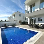 Villa, Swimming Pool, Bbq Grill, 3 Bedrooms, Near Beach *