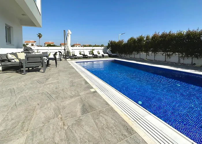 Villa, Swimming Pool, Bbq Grill, 3 Bedrooms, Near Beach *