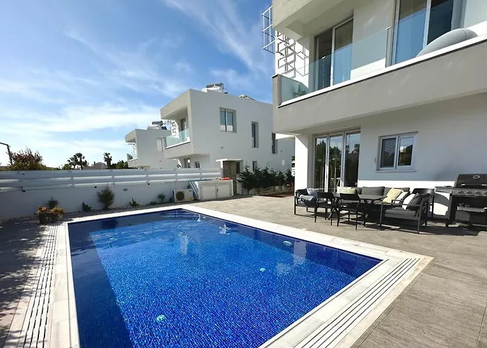 Villa, Swimming Pool, Bbq Grill, 3 Bedrooms, Near Beach *